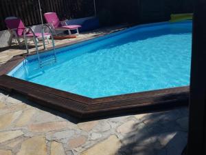 Maison avec piscine privée et jardin à 5 min du Puy-en-Velay, idéale pour découvrir la Haute-Loire - FR-1-582-320 في Espaly-Saint-Marcel: حمام سباحة كبير مع كراسي وطاولة