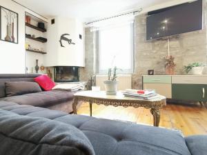 Maison avec piscine privée et jardin à 5 min du Puy-en-Velay, idéale pour découvrir la Haute-Loire - FR-1-582-320 في Espaly-Saint-Marcel: غرفة معيشة بها أريكة وطاولة