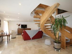 una sala de estar con una escalera de caracol y una mesa en Gîte Champ-le-Duc, 5 pièces, 10 personnes - FR-1-589-335, en Champ-le-Duc