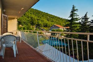 einen Balkon mit Poolblick in der Unterkunft Apartment Jure in Senj + 8 Fotos