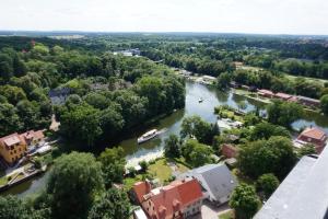 een luchtzicht op een rivier in een stad bij Altstadt-Insel in Rathenow