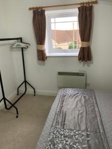 1 dormitorio con cama y ventana en Comfy New Self Contained 1 Bed Flat - Modern!, en Draycott