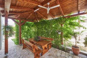 Vonkajšia záhrada v ubytovaní Villa Barbara-Kastela with heated pool