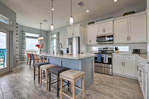 Una cocina o zona de cocina en Villa Azul Galveston Home Modern and Beachfront!