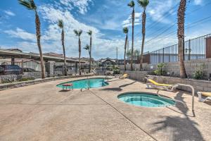 uma piscina com bancos e palmeiras em Lake Havasu City Condo with Community Amenities! em Lake Havasu City