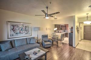 uma sala de estar com um sofá azul e uma mesa em Lake Havasu City Condo with Community Amenities! em Lake Havasu City