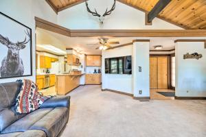 Ruang duduk di Cabin Less Than Half-Mi from Pine Mountain Lake Marina!