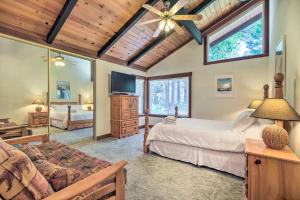 Televisyen dan/atau pusat hiburan di Cabin Less Than Half-Mi from Pine Mountain Lake Marina!