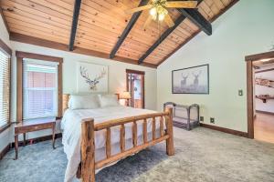 Katil atau katil-katil dalam bilik di Cabin Less Than Half-Mi from Pine Mountain Lake Marina! +30 gambar