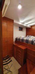 um quarto com 2 camas, uma secretária e uma cadeira em La casa del vicolo - Taormina centro em Taormina