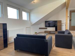 Una televisión o centro de entretenimiento en promedklinik apartment 3 6 fotos más