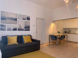 salon z niebieską kanapą i stołem w obiekcie Camozzi Central Apartment w Bergamo