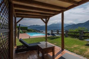 patio z widokiem na basen i góry w obiekcie Golfo di Venere w mieście Lenno