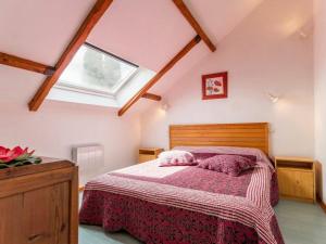 1 dormitorio con cama y ventana en Gîte Saint-Molf, 2 pièces, 4 personnes - FR-1-306-842, en Saint-Molf