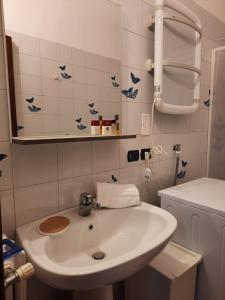 ローにあるTOGLIATTI 1 BUSINESS APARTMENT by ITALYVINGのバスルーム(白い洗面台、トイレ付)
