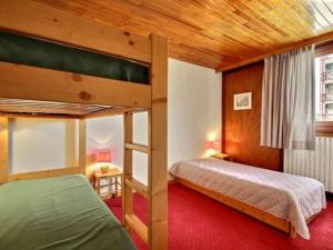 Appartement La Plagne, 3 pièces, 6 personnes - FR-1-455-33にある二段ベッド