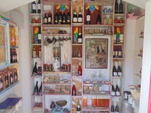 uma parede cheia de garrafas de vinho em Villa Ana Margarida Beach na Ericeira