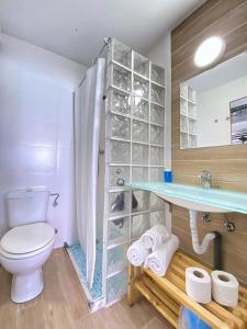 a bathroom with a toilet and a sink at O Tourinho Baleal in Baleal