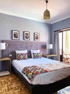 a bedroom with a large bed with blue walls at O Tourinho Baleal in Baleal