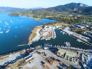 une vue aérienne d'un port avec des bateaux dans l'eau dans l'établissement Fronte Mare Suites - ArgonautiVacanze, à Portoferraio