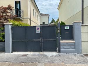 a black gate in front of a house at 62 B&B in Vicenza