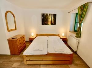 Giường trong phòng chung tại Chata Rozhlas