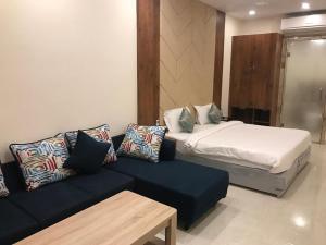 una sala de estar con un sofá y una cama en Hotel Hari Vilaas, en Varanasi