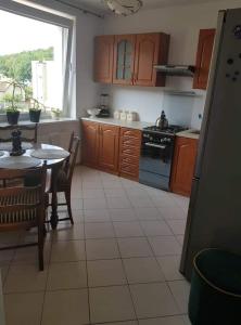 Kuchyňa alebo kuchynka v ubytovaní Apartament na wakacje Gdynia