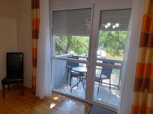 Televízia a/alebo spoločenská miestnosť v ubytovaní Zöld Sziget Apartmanlakás