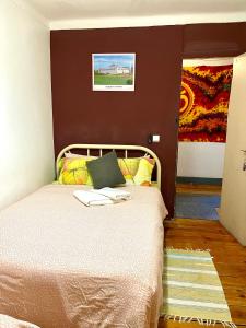 sypialnia z łóżkiem z brązową ścianą w obiekcie Asian Everest House w Lizbonie