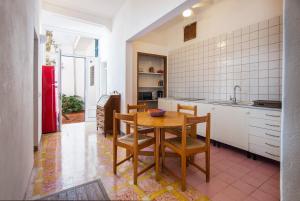 eine Küche mit einem Tisch und Stühlen im Zimmer in der Unterkunft Pensión Bellavista in Port de Pollença