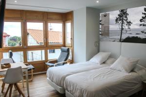 A bed or beds in a room at Apartamentos Mundaka Surf Camp