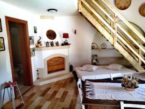 聖塔卡特林納的住宿－Manderley-Case sul mare，带壁炉的客房内的两张床