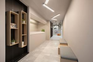 um corredor de escritório com cadeiras e um corredor em Thisean Modern Suites By Athens Stay em Atenas