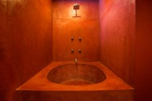 a bathroom with a large wooden tub with a sink at Casa María Guest House in Santa Cruz Etla