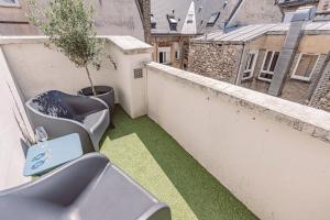 a balcony with two sinks and a plant on a building at REIMS - Place du Forum - Cathédrale - Terrasse in Reims