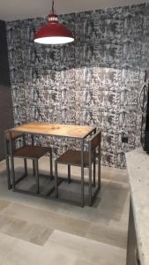 a table and two chairs in front of a wall at La estrella del viajero in Casas del Abad