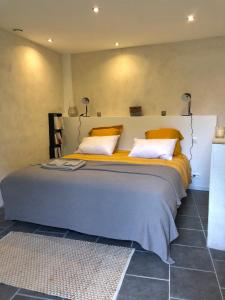 A bed or beds in a room at Chambre d'hôtes La grange