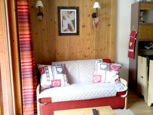 a living room with a red and white couch at Appartement cosy à Pelinche, Risoul - 30m² in Risoul