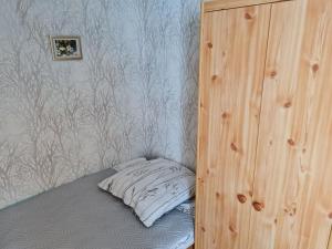 ハーネンクレー・ボックスヴィーゼにあるFerienwohnung Tannenblick Hahnenklee im Harzのベッドと木の壁がある寝室