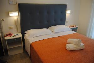 Säng eller sängar i ett rum på Hotel Pigalle