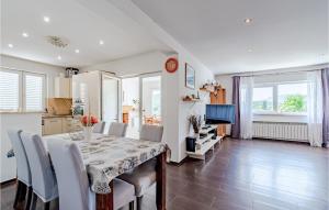 O zonă de relaxare la Pet Friendly Home In Zrnovska Banja +27 fotografii