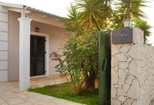 Κήπος έξω από το Ninos Corfu Villas