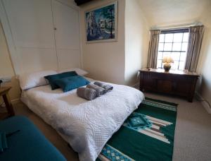 1 dormitorio con 1 cama con 2 almohadas en The Anchor Inn en Hartland