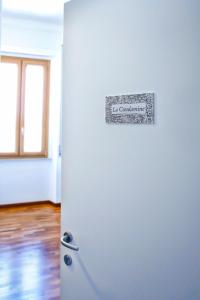 eine Tür mit einem Schild auf einem Zimmer in der Unterkunft Florestine Napoli in Neapel