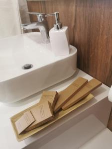 baño con lavabo y un estante de madera en Kuća za odmor Evolo, en Skrad