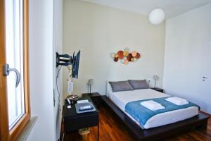Schlafzimmer mit einem Bett, einem Tisch und einem Fenster in der Unterkunft Florestine Napoli in Neapel