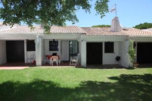 une maison blanche avec une table et des chaises dans l'établissement Acoteias Studio by be@home, à Albufeira