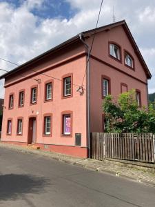 un bâtiment rouge sur le côté d'une rue dans l'établissement B&B Royal Liberty, à Ústí nad Labem