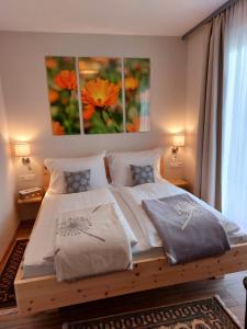 - une chambre avec un lit en bois et 2 oreillers dans l'établissement Koenigsapartments, à Bad Kleinkirchheim